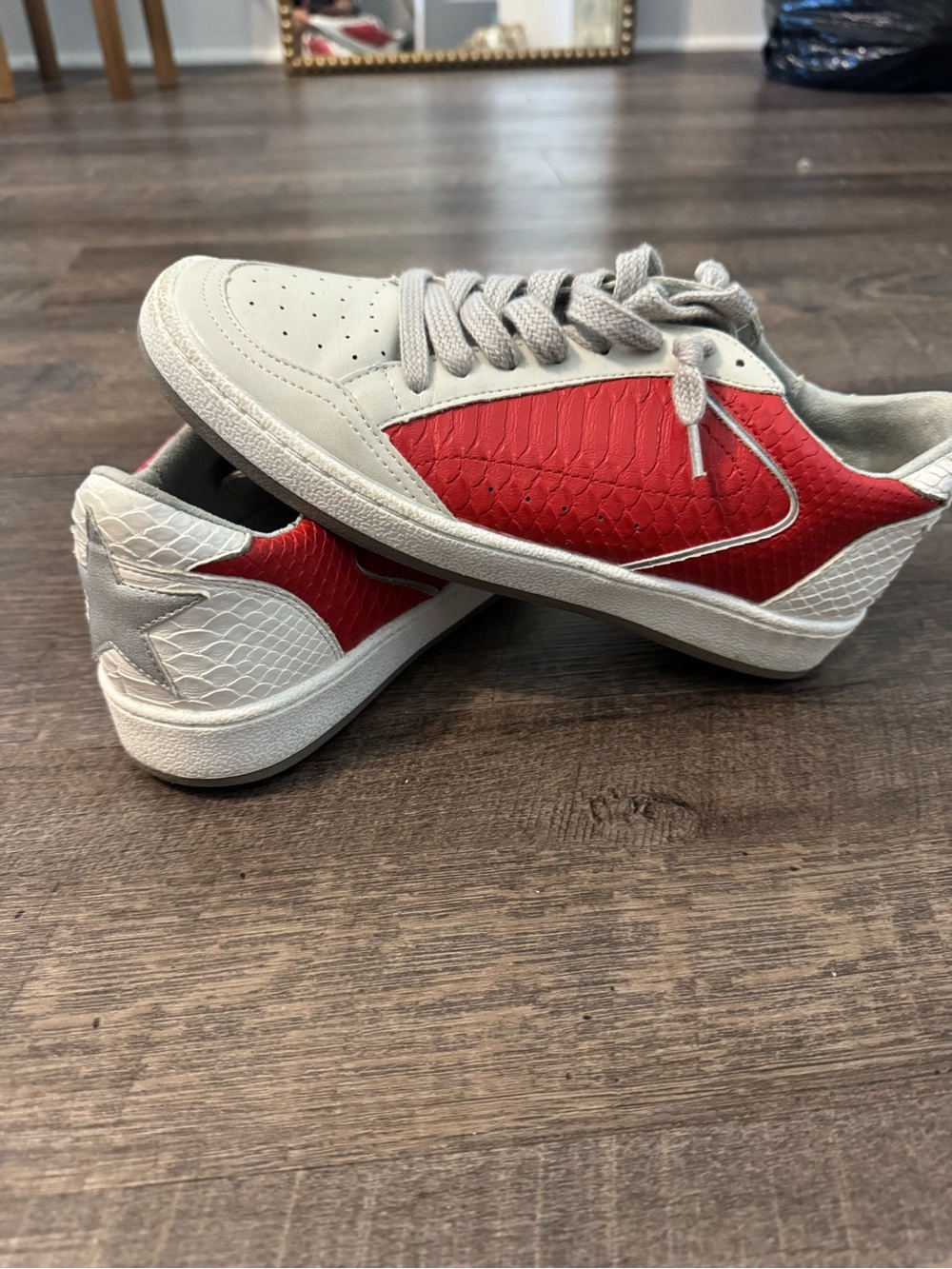 Casual Low-Top Sneakers in Red and White